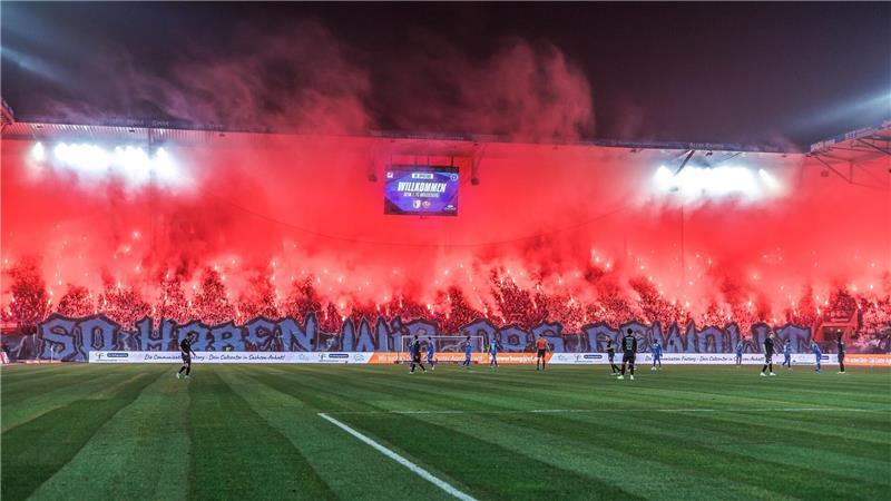 Fans des 1. FC Magdeburg brennen Pyrotechnik ab.