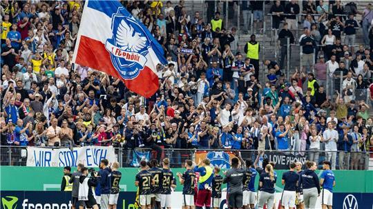 Fans des 1. FC Phönix Lübeck - hier beim Pokalspiel 2024 gegen Borussia Dortmund im Hamburger Volksparkstadion. (Archivbild)  