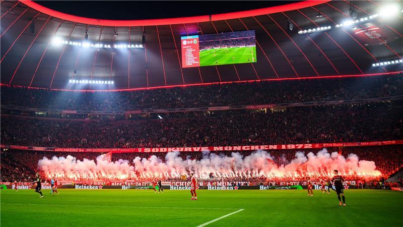 Fans des FC Bayern München zünden Pyrotechnik im Fanblock. (Archivbild)