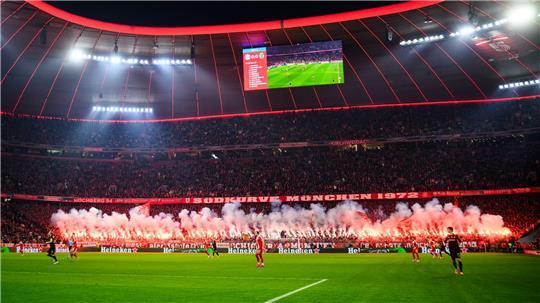 Fans des FC Bayern München zünden Pyrotechnik im Fanblock. (Archivbild)