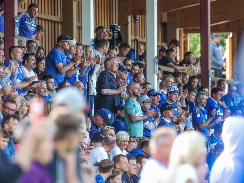 Fans des FC Schalke beim Testspiel gegen Schachtjor Donezk in Österreich. Foto: Tim Rehbein/dpa