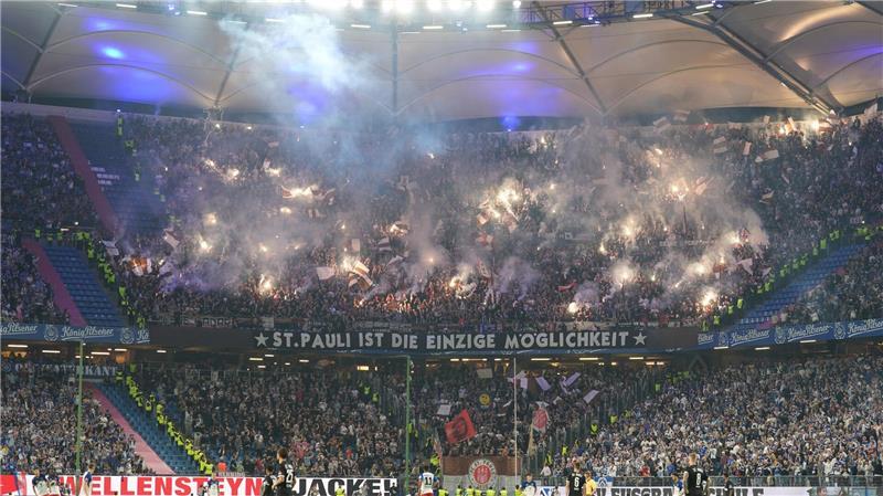 „Nicht gereicht“: St. Pauli zeigt HSV im Derby Grenzen auf Fans des FC St. Pauli brennen auf der Tribüne Pyrotechnik ab.