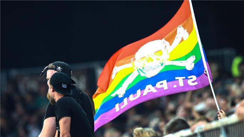 Fans des FC St. Pauli mit der Regenbogenfahne, die weltweit als Symbol für Vielfalt, Toleranz und Akzeptanz steht. (Archivbild)