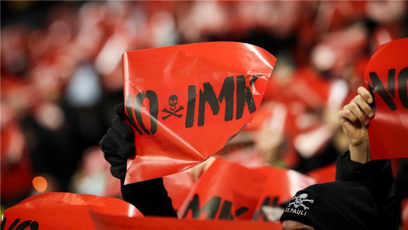 Fans des FC St. Pauli protestieren beim Heimspiel gegen Union Berlin gegen die Innenministerkonferenz in Bremen.