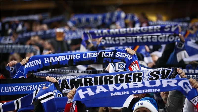 Fans des HSV feiern ihre Mannschaft. Foto: Christian Charisius/dpa