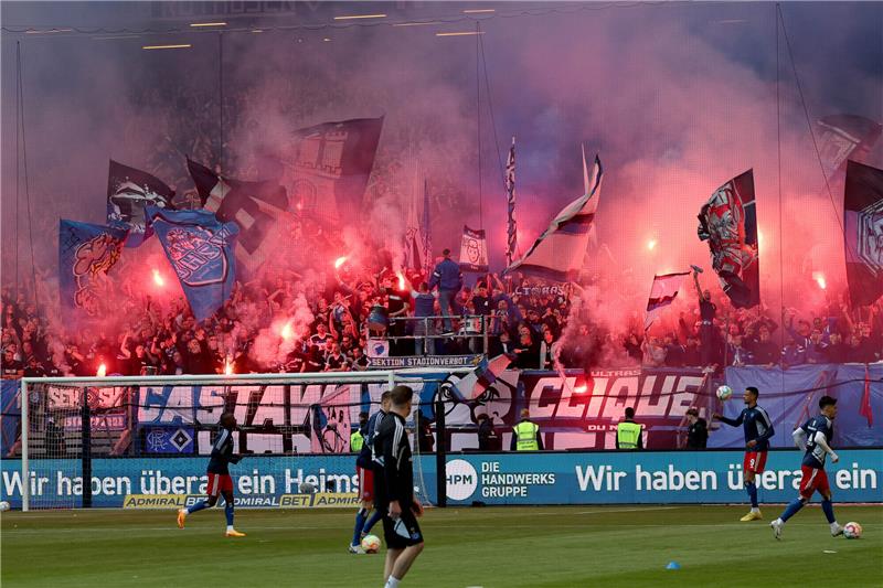 HSV feiert Sieg in aufregendem Stadtderby Fans des HSV haben vor dem Spiel Pyrotechnik gezündet. Foto: Christian Charisius/dpa