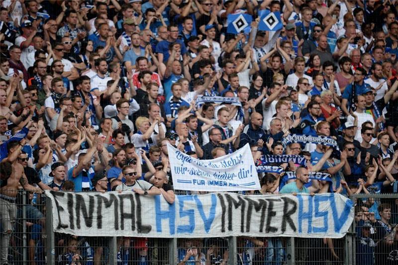 Fans des HSV halten ein Transparent mit der Aufschrift "Einmal HSV immer HSV". Foto: Daniel Reinhardt/dpa