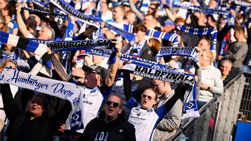 Vor Rekordkulisse: Werder nach Spektakel beim HSV im Finale Fans des HSV halten vor Spielbeginn ihre Fanschals in die Höhe.