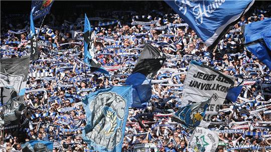 Fans des Hamburger SV wollen am Wochenende den Aufstieg der Männer und der Frauen feiern.
