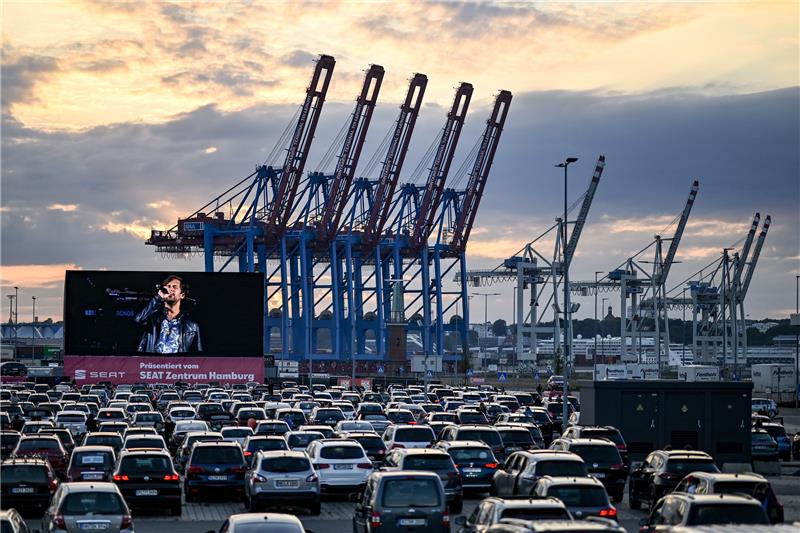 Fans des Musikers Max Giesinger feierten bereits im Juni 2020 bei einem Konzert am Kreuzfahrtterminal Steinwerder am „Cruise Inn“ in ihren Autos. Dort soll im Januar 2022 die „Zeltphilharmonie“ entstehen. Foto: Axel Heimken/dpa