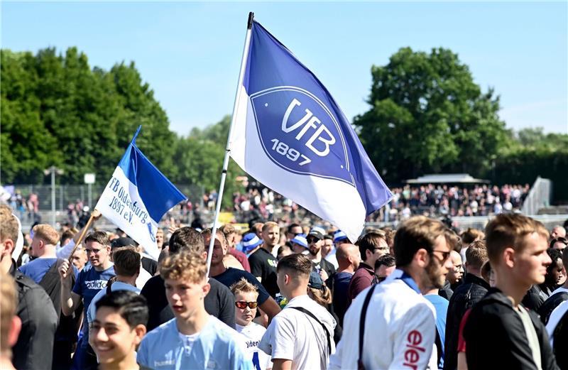 Drittliga-Absteiger: Trainers des VfB Oldenburg muss gehen Fans des VfB Oldenburg vor einem Spiel.