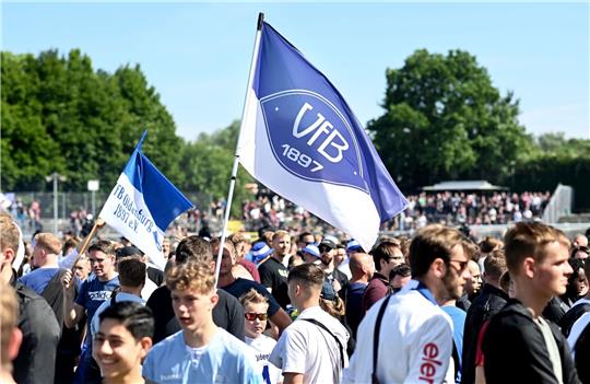 Fans des VfB Oldenburg vor einem Spiel.