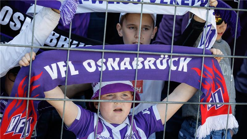 Fans des VfL Osnabrück beim Spiel gegen den SC Verl.