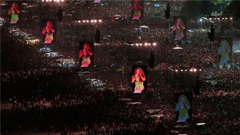 Fans drängen sich am Ufer der Copacabana in Rio, um ein kostenloses Konzert von Shakira zu sehen.