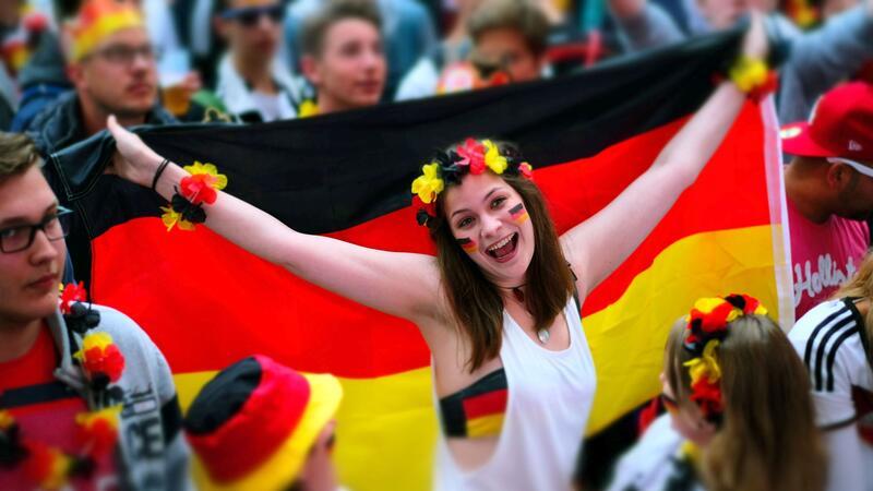 Etliche Großstädte ohne Public Viewing zur EM Fans feiern auf einer Public  Viewing-Veranstaltung in Hannover. Einige Großstädte halten sich dieses Jahr beim offiziellen Public Viewing zurück.