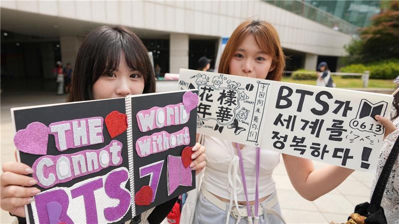 Fans feiern den Jahrestag der Band beim jährlichen BTS Festa. (Archivbild)