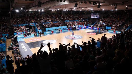 Fans feiern in einer Spielunterbrechung. 