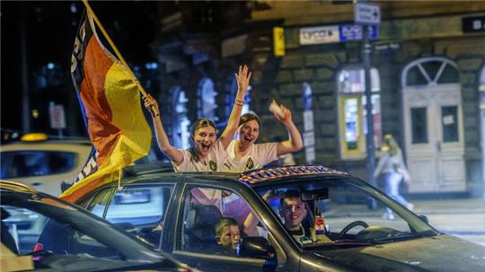 Fans feiern mit einem Autokorso die deutsche Nationalmannschaft (Symbolfoto).