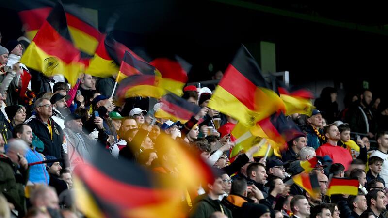 Erwartungen vor EM: Zwischen Umsatz-Boom und Zurückhaltung Fans feuern die deutsche Mannschaft an: Besonders gefragt sind vor der Heim-EM Fanartikel.