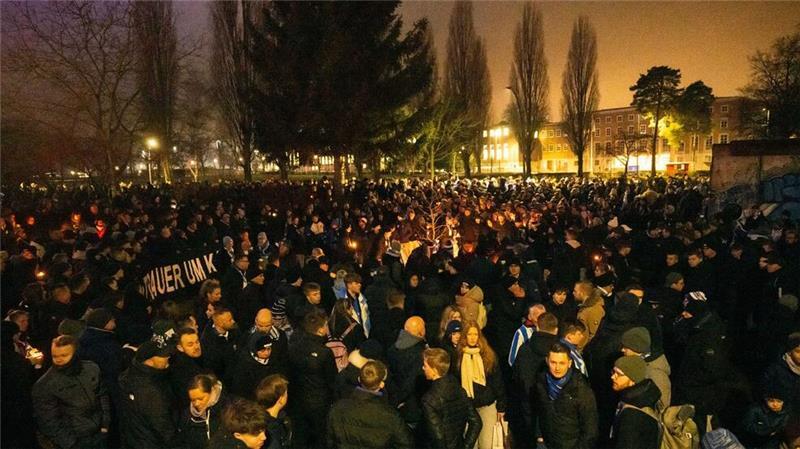 „Kay fehlt“: Hunderte gedenken ehemaligem Hertha-Präsidenten Fans gedenken des ehemaligen Hertha-Präsidenten Kay Bernstein.