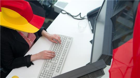 Fans haben es während der Arbeitszeit nicht leicht: Selbst das Mitverfolgen eines Live-Tickers gilt als Ablenkung und könnte untersagt werden.