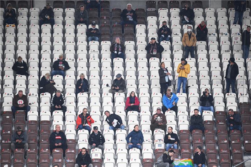 Fans im Millerntorstadion des FC St. Pauli sitzen in Corona-Abständen auf der Tribüne. Bei Geisterspielen dürfen nicht einmal wenige Hundert in die Arena. Archivfoto: Daniel Reinhardt/dpa