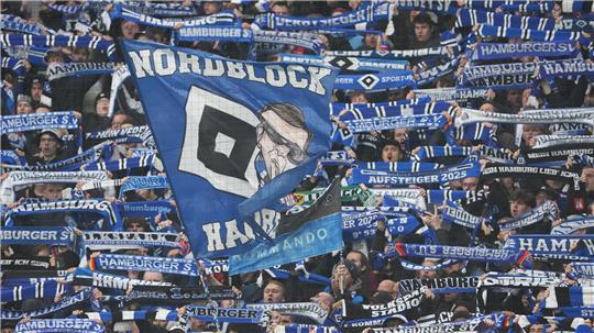 Viel geleistet und trotzdem verloren – HSV dennoch zuversichtlich Fans jubeln den Spielern vom HSV zu.