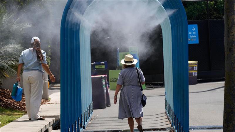 Fans laufen durch Wassernebel bei den Australian Open.