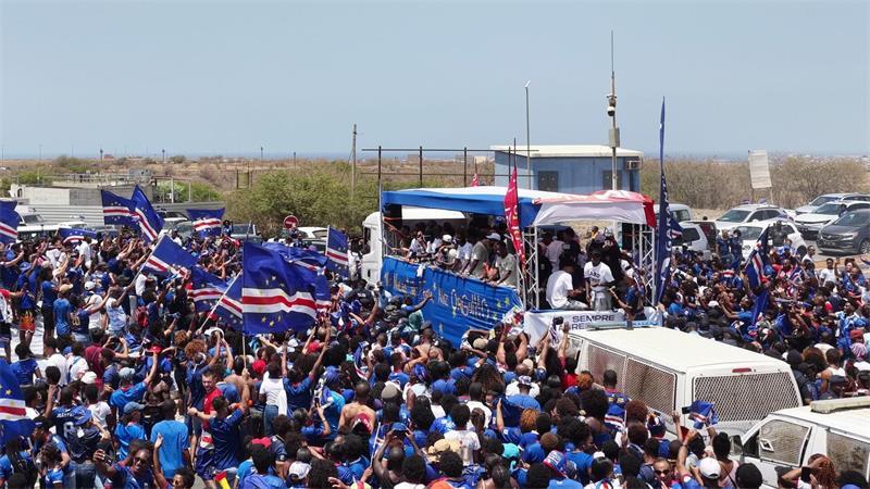 Fans laufen in Praia neben dem Bus der kapverdischen Fußballnationalmannschaft her.