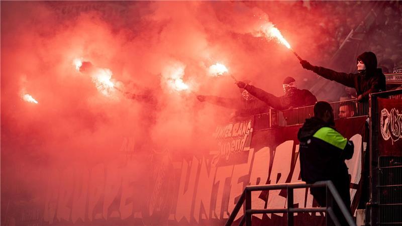 Das nächste Hochrisiko-Spiel: Wie sicher ist es im Stadion? Fans mit Pyrotechnik beim Spiel Hannover 96 gegen Eintracht Braunschweig.