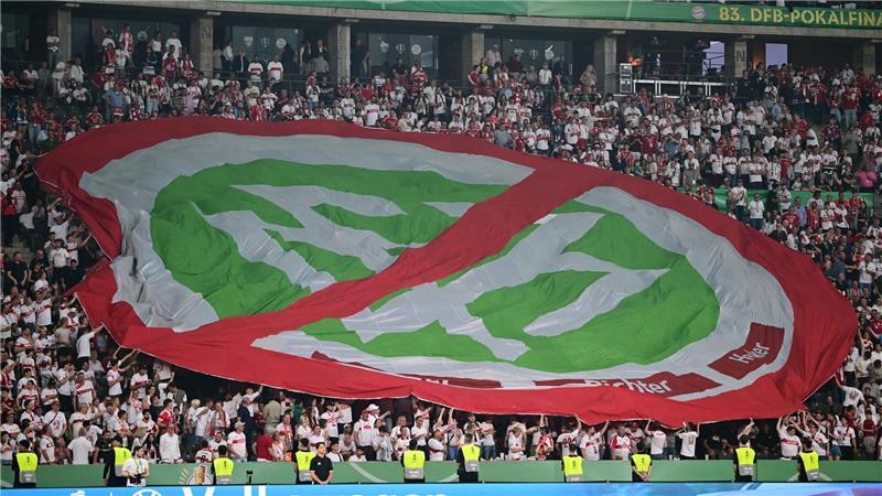 Fans protestieren beim Pokalfinale gegen den DFB. 