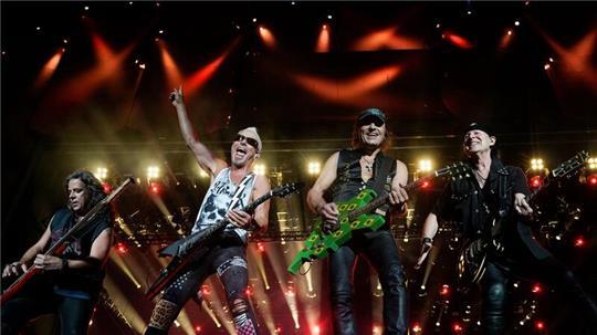 Fans schwärmen von der Energie der Scorpions auf der Bühne. (Archivbild)