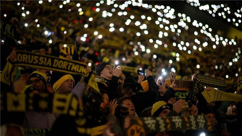 Fans stehen beim traditionellen Weihnachtssingen auf der Süd-Tribüne im BVB-Stadion.