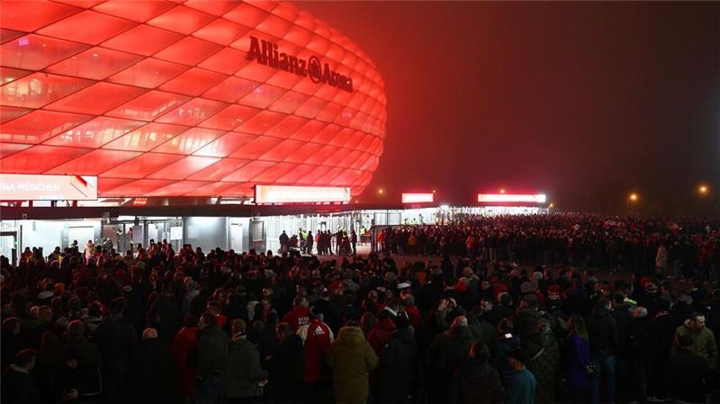 Musiala köpft Bayern zum Arbeitssieg – Notfall auf der Tribüne Fans strömen zur Allianz Arena. U-Bahn-Probleme erschwerten die Anreise und führten zu einen späteren Anpfiff.