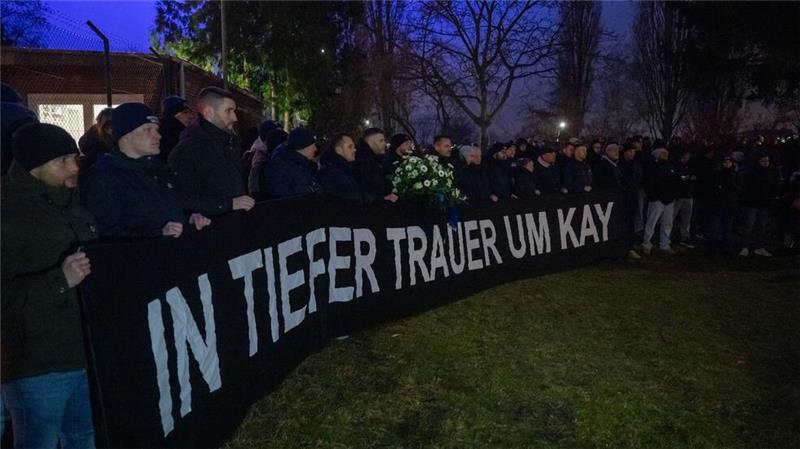 „Kay fehlt“: Hunderte gedenken ehemaligem Hertha-Präsidenten Fans tragen ein Transparent zum Gedenken an den ehemaligen Hertha-Präsidenten Kay Bernstein.