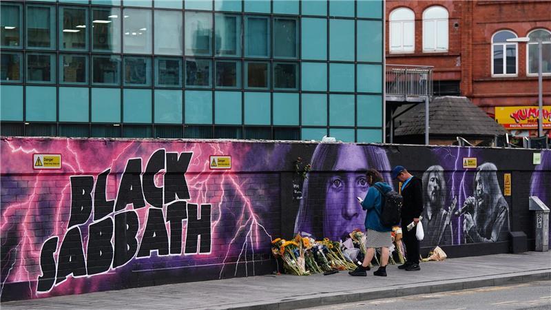 Trauer um Ozzy Osbourne - „Platz im Pantheon der Rockgötter“ Fans trauern auch an einem Black-Sabbath-Wandbild in Birmingham.