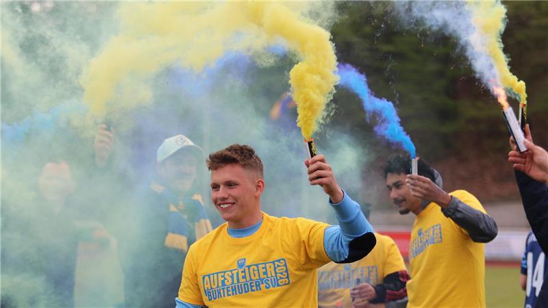 Fans und Spieler tauchen das Jahnstadion in blau-gelben Rauch.