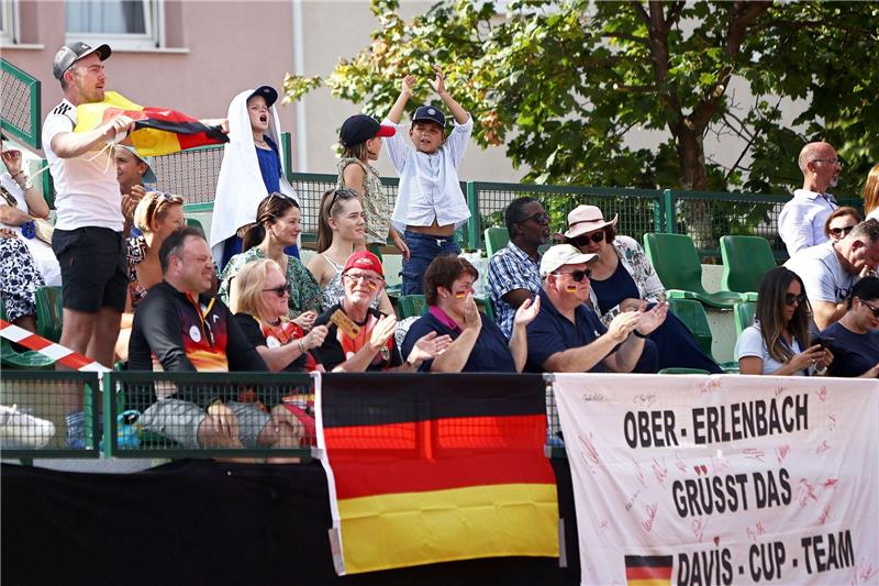 Relegation im Davis Cup - Reicht schon das Tennis-Doppel? Fans verfolgen das Duell mit Bosnien-Herzegowina auf den Rängen.