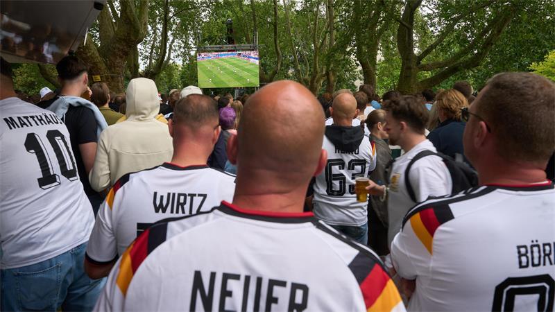 Fans verfolgen das Spiel der deutschen Mannschaft, aber die späten Anstoßzeiten sind für viele auch ein Problem.
