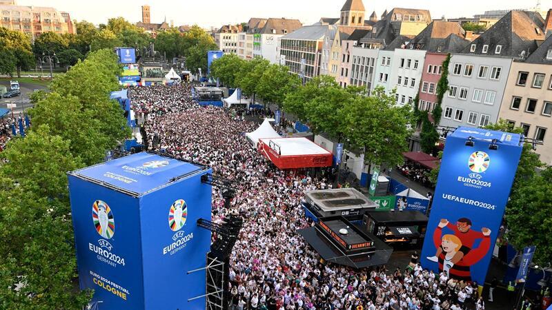 Public Viewing: Nachfrage in Niedersachsen steigt Fans verfolgen das letzte Gruppenspiel der deutschen Mannschaft beim Public Viewing in der Fanzone in Köln.