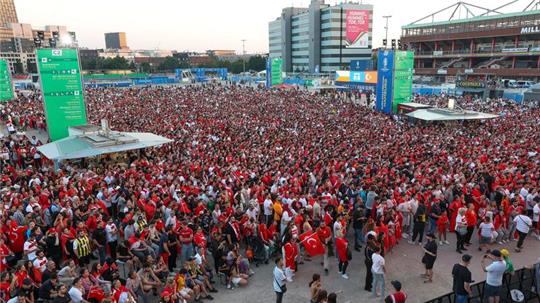 Fans verfolgen ein Spiel beim Public Viewing in Hamburg.