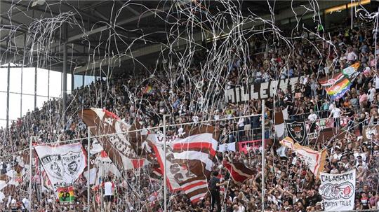 Fans vom FC St. Pauli feiern ihre Mannschaft auf der Südtribüne.