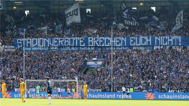 Fans von Arminia Bielefeld zeigen Solidarität mit von Stadionverboten Betroffenen.