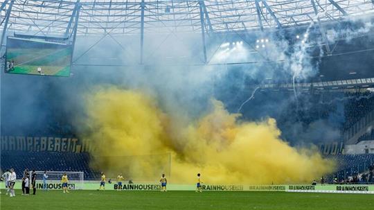 Fans von Braunschweig feuern Pyrotechnik ab.
