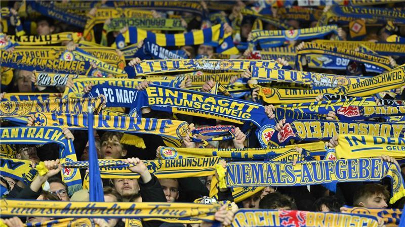 Fans von Eintracht Braunschweig.