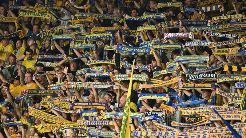 Fans von Eintracht Braunschweig beim Spiel gegen Hertha BSC. 