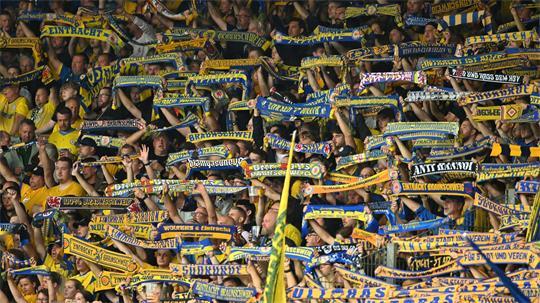 Fans von Eintracht Braunschweig beim Spiel gegen Hertha BSC. 