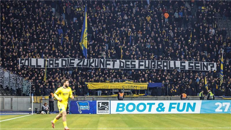 Fans von Eintracht Braunschweig haben protestiert.