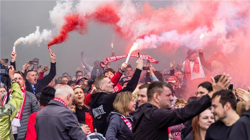 Fans von Energie Cottbus feiern den Aufstieg in die 2. Fußball-Bundesliga. 