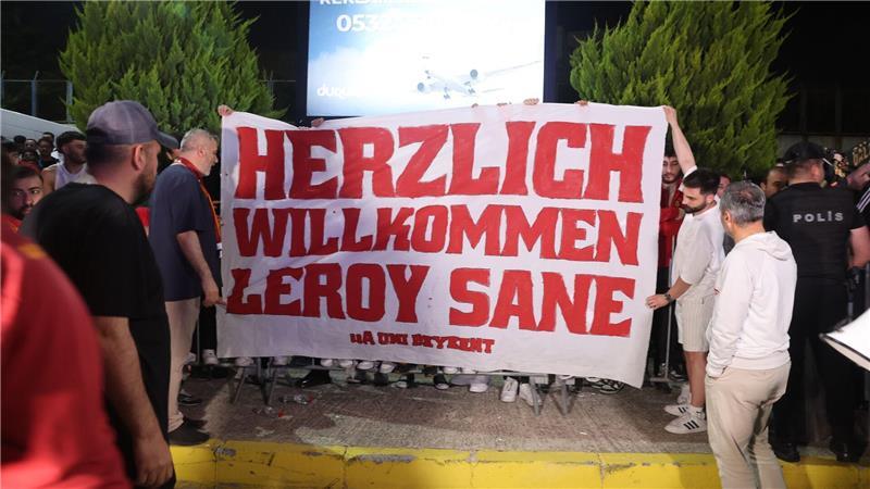 Sané spielt Club-WM für Bayern - Eberl: „Kuriose Situation“ Fans von Galatasaray begrüßten Leroy Sané mit einem Plakat.